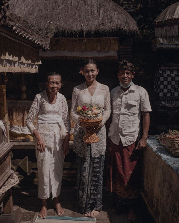 Ariel Tatum Bikin Heboh! Unggah Foto Jalani Ritual Melukat, Upacara Tradisi Umat Hindu