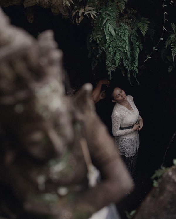 Ariel Tatum Bikin Heboh! Unggah Foto Jalani Ritual Melukat, Upacara Tradisi Umat Hindu