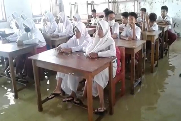Miris! Penampakan Siswa SD di Subang Belajar di Genangan Air