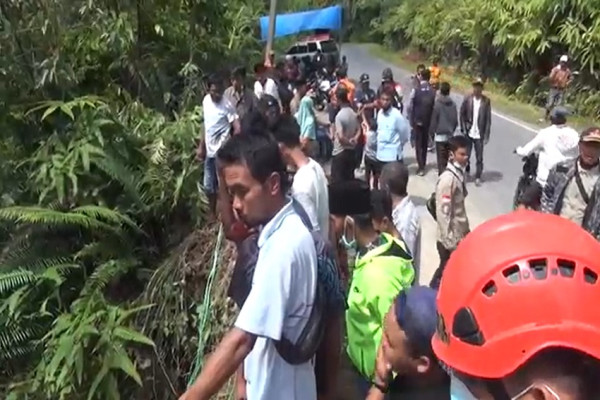 Tragis! Minibus Terjun ke Jurang Bersungai Deras di Pakpak Bharat, 7 Penumpang Hilang