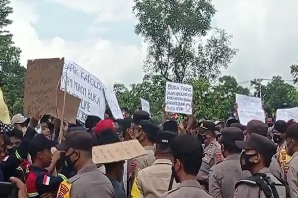Ratusan Sopir Truk Pengangkut Batubara Desak Jalan Underpass Tapin Dibuka