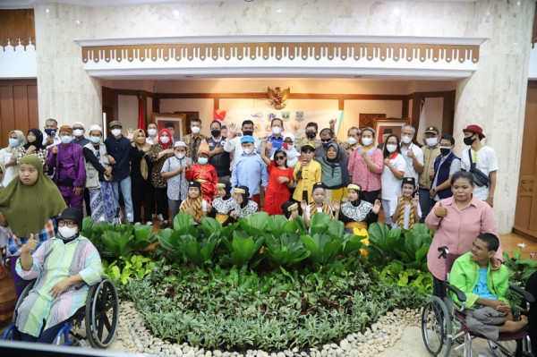 Suara Merdu Anak-anak Penyandang Disabilitas Bikin Wali Kota Jakut Terpukau