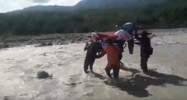 Perjuangan Nakes di NTT, Bertaruh Nyawa Seberangi Sungai Deras Demi Kejar Vaksinasi