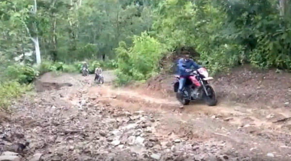 Perjuangan Nakes di NTT, Bertaruh Nyawa Seberangi Sungai Deras Demi Kejar Vaksinasi