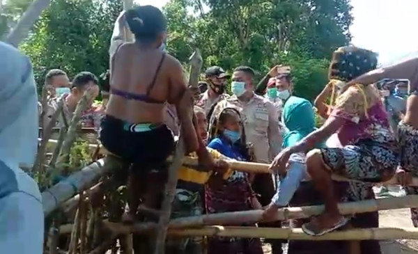 Emak-emak Kembali Telanjang Dada Hadang Polisi Tolak Pembangunan Waduk Lambo
