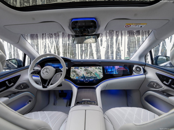 Bisa Nonton TV Sambil Nyetir, Mobil Listrik Mahal Mercedes Kena Recall