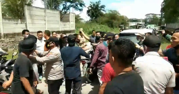 Breaking News! 2 Kelompok Massa Bentrok di Serang