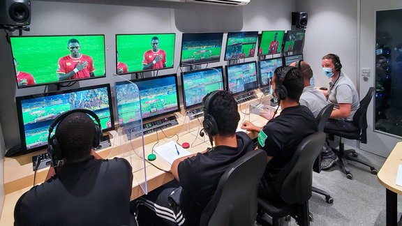 Cara Kerja Teknologi VAR di Pertandingan Sepak Bola, Mengapa Sangat Mahal?