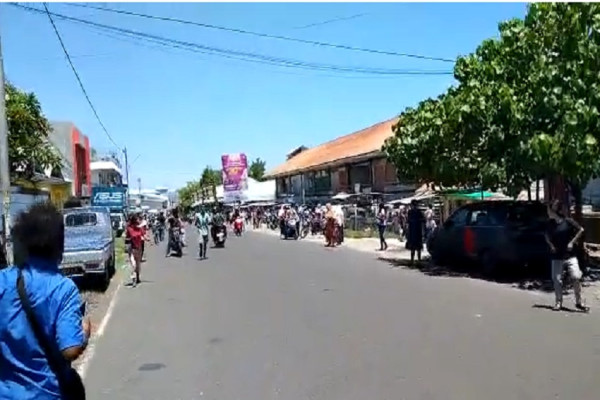 Diguncang Gempa M 7,5 Begini Kepanikan Warga Maumere Lari Menjauhi Laut