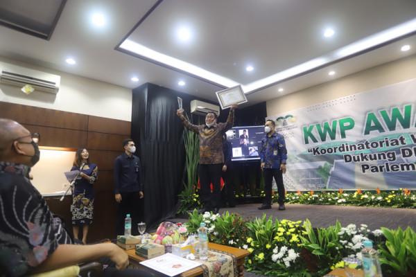 Ekspresi Rachmat Gobel dan Muhaimin Meraih Penghargaan dari Wartawan DPR