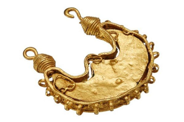 Berbentuk Bulan Sabit, Anting-anting Emas Kuno Berusia 1000 Tahun Raja Viking Bikin Penasaran