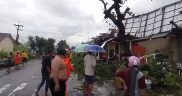 Ngeri! Penampakan Puting Beliung Sapu 4 Desa di Madiun hingga Luluh Lantak