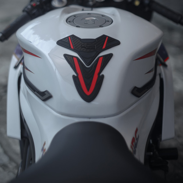 Gandeng Mblo Rizki, Hayaidesu Luncurkan Tank Pad Universal untuk Motor Sport