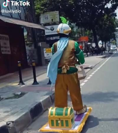 Viral! Driver Ojol Berdandan Aladdin dan Naik Karpet Terbang, Begini Penampakannya