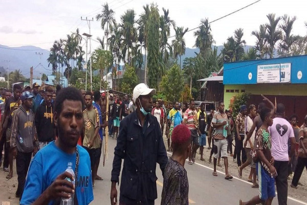 Breaking News! Amuk Massa Pecah di Manokwari Selatan, Aksi Dipicu Ada Warga Meninggal Usai Divaksin