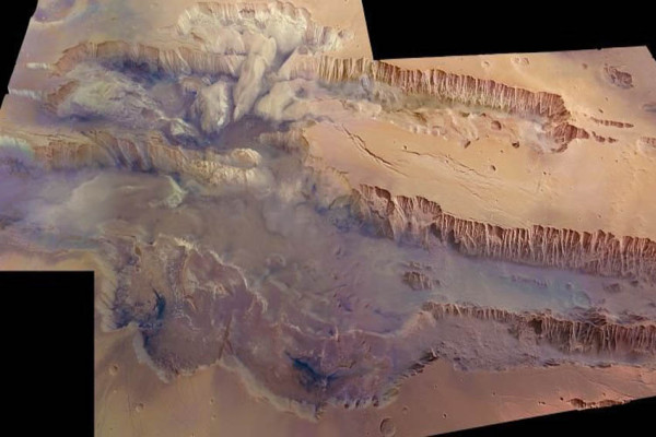 Mars Terdeteksi Miliki Cadangan Air, Tersembunyi di Bawah Ngarai Sepanjang 4.000 Km