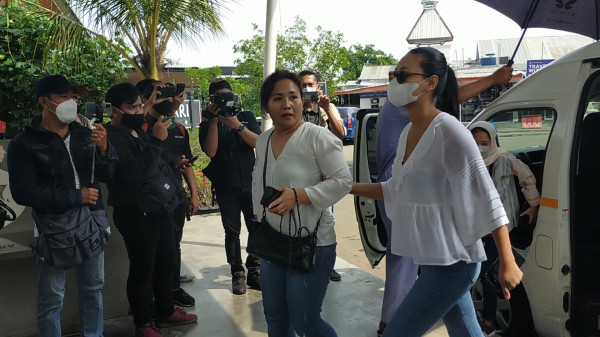 Fadil Jaidi hingga Keanu Angelo Hadiri Pelarungan Abu Jenazah Laura Anna