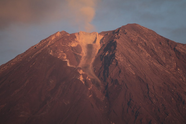 Dahsyat! Kecepatan Awan Panas Gunung Semeru Capai 200 Km Per Jam dan Suhu di Atas 100 Derajat
