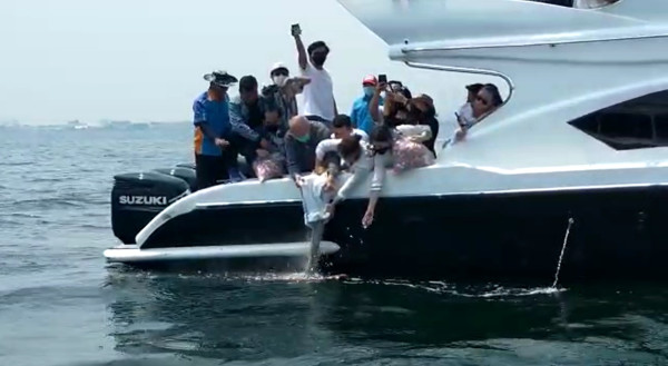 Potret Pelarungan Abu Jenazah Laura Anna ke Laut, Berlangsung Haru