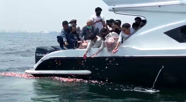 Potret Pelarungan Abu Jenazah Laura Anna ke Laut, Berlangsung Haru