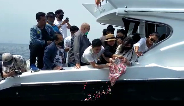 Potret Pelarungan Abu Jenazah Laura Anna ke Laut, Berlangsung Haru