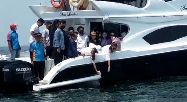 Potret Pelarungan Abu Jenazah Laura Anna ke Laut, Berlangsung Haru