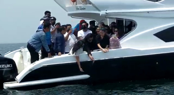 Potret Pelarungan Abu Jenazah Laura Anna ke Laut, Berlangsung Haru