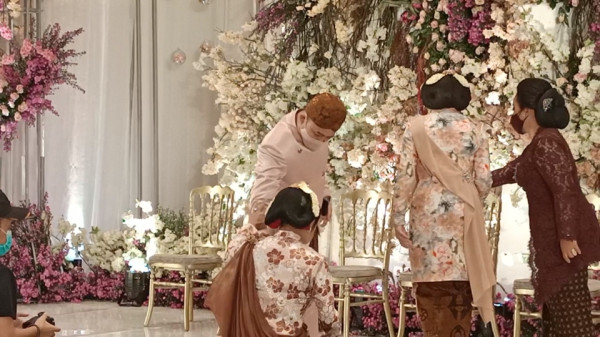 Momen Anang Hermansyah Pegang Bahu Krisdayanti di 7 Bulanan Aurel, Bikin Hati Adem