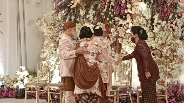 Momen Anang Hermansyah Pegang Bahu Krisdayanti di 7 Bulanan Aurel, Bikin Hati Adem
