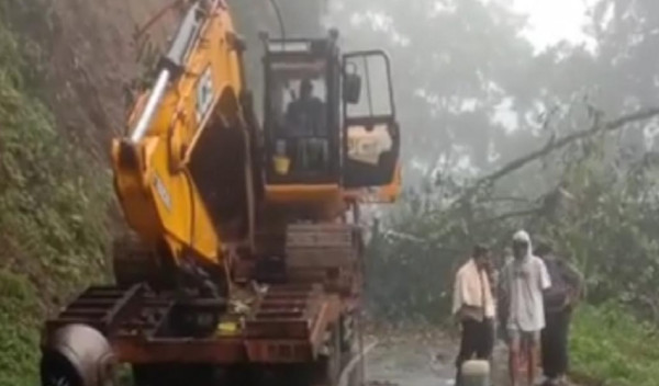 Madina Dikepung Banjir dan Longsor, Akses Jalan ke Pantai Barat Lumpuh