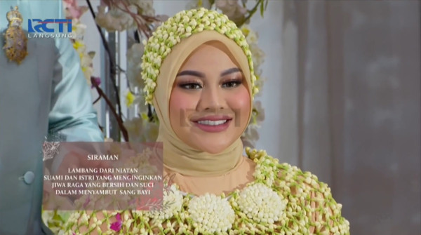 Aurel Hermansyah Pakai Ronce Melati di Siraman, Auranya Terpancar