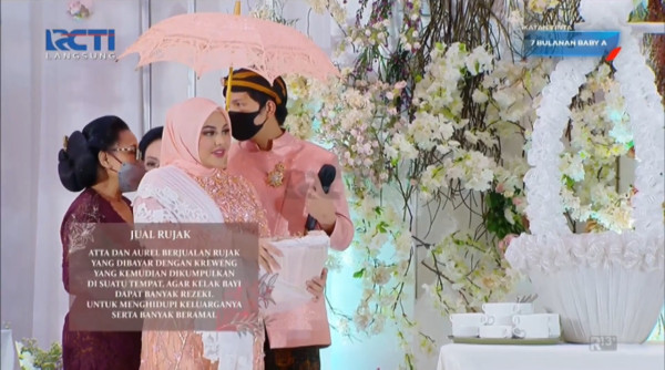 Aurel Hermansyah Jualan Rujak di Acara 7 Bulanan, Atta: Sering Ngulek Suaminya