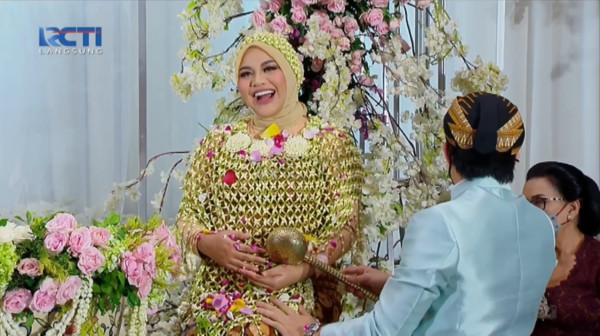 Aurel Hermansyah Pakai Ronce Melati di Siraman, Auranya Terpancar