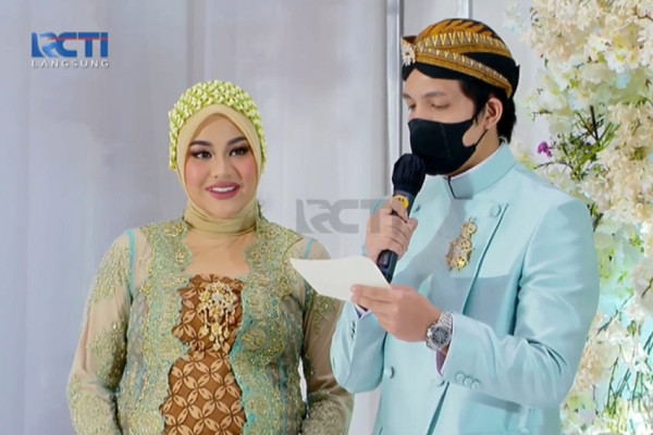 Atta Halilintar-Aurel Hermansyah Tampil Kompak dengan Baju Adat Jawa di 7 Bulanan