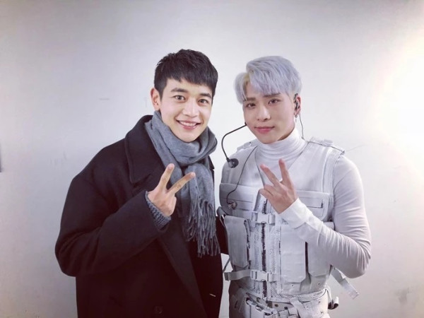 Minho SHINee Bagikan Foto Terakhir dengan Jonghyun, Bikin Nangis