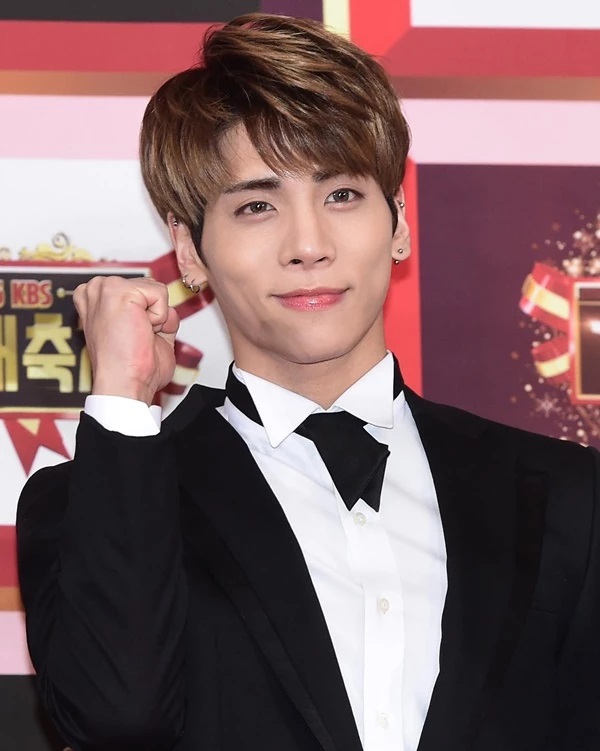 Minho SHINee Bagikan Foto Terakhir dengan Jonghyun, Bikin Nangis