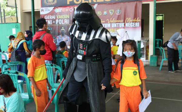 Spiderman hingga Robocop Turun Langsung Vaksin Anak-anak di Malang