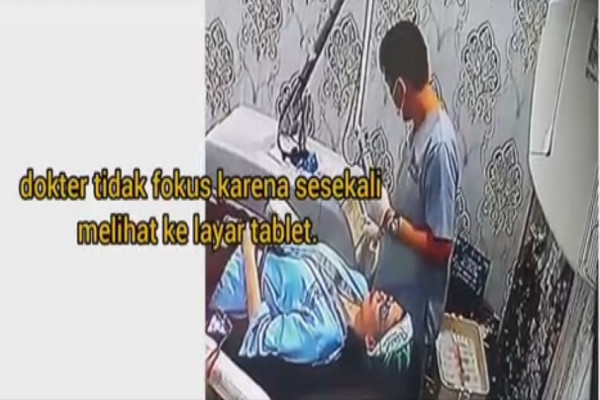 Derita Korban Perawatan Kecantikan, Wajahnya Rusak karena Dokter Main Game Online saat Praktik