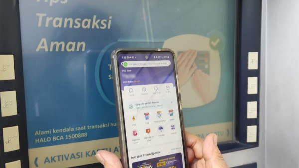 Cara Tarik Tunai Saldo OVO Cash di ATM BCA