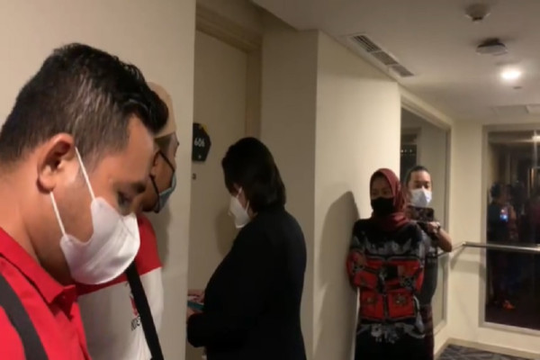 Penampakan Selebgram TE saat Digerebek di Kamar Hotel, Ada Kondom Bekas Pakai