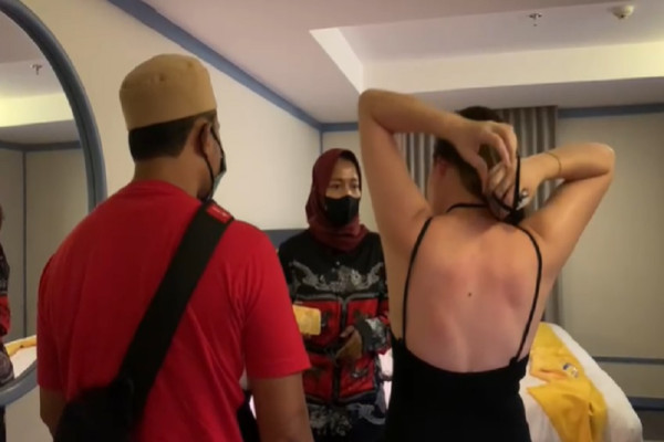 Penampakan Selebgram TE saat Digerebek di Kamar Hotel, Ada Kondom Bekas Pakai