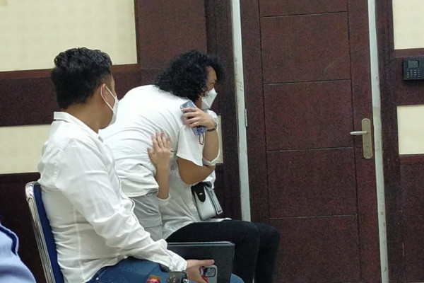 Hadiri Sidang Lanjutan Gaga Muhammad, Kakak Laura Anna Dipeluk Marshel Widianto