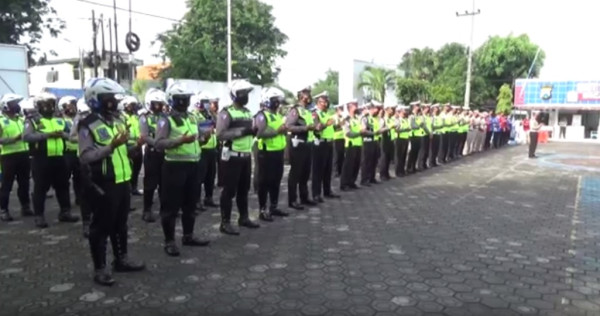 Puluhan Anggota Polisi Menangis Serentak saat Diperintah Telepon Ibunya