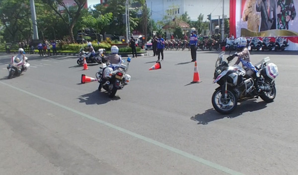 Atraktif! Penampakan Pasukan Moge Polwan Cantik saat Pamer Aksi Mendebarkan