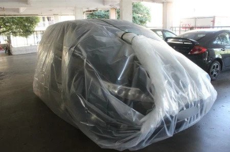 Unik, Warga Malaysia Bungkus Mobil dengan Plastik Agar Tak Terendam Banjir