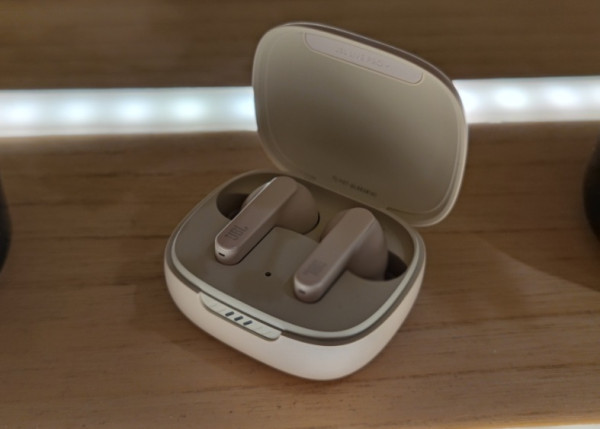 Review JBL Live Pro+, TWS Rp2,7 Juta Pesaing Berat AirPods Pro