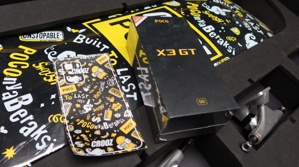 Unboxing POCO X Crooz, Beli Ponsel Bonus Satu Set Skateboard