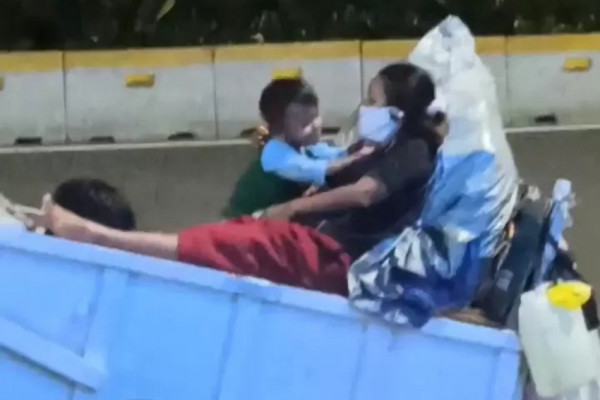Viral Video Ibu Ciumi Anaknya di atas Gerobak, Gambaran Bahagia Itu Sederhana
