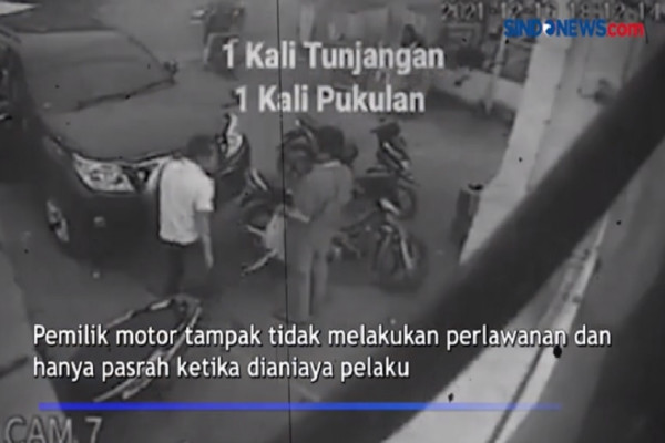 Viral! Pengemudi Mobil Terekam CCTV Pukul dan Tendang Pemotor Dihujat Netizen