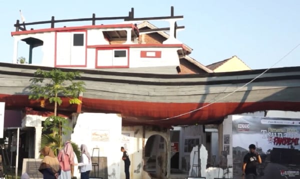 Ini Penampakan Kapal Tersapu Ombak hingga di Atap Rumah, Saksi Tragedi Tsunami Aceh 2004